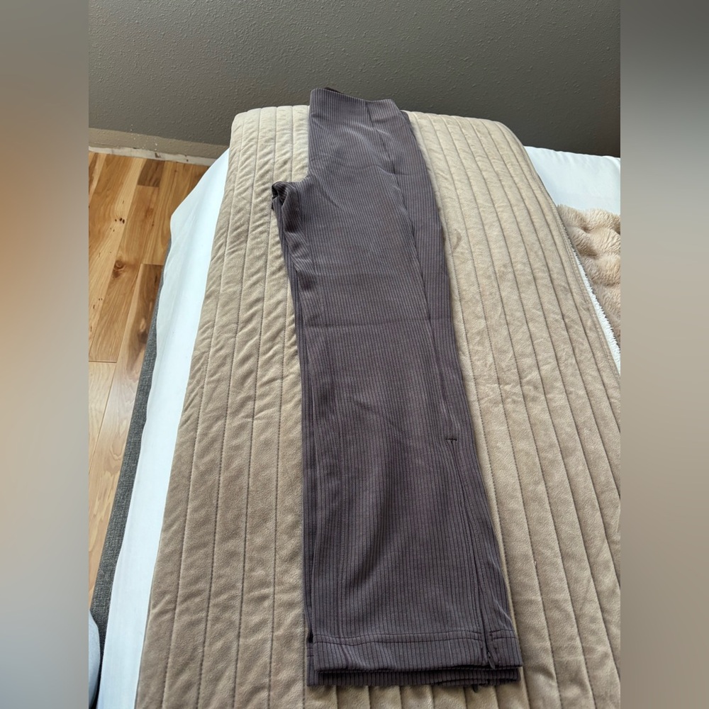 Lululemon Athletica Ribbed Brown Leggings. Size 6